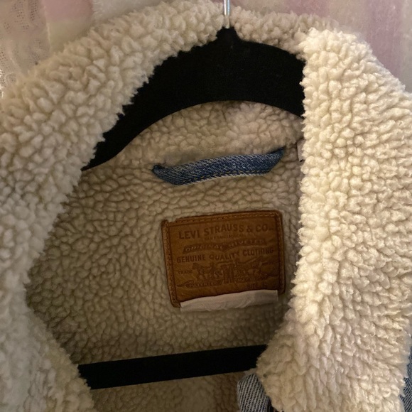 Super cute Levi’s Sherpa denim jacket - Picture 2 of 3